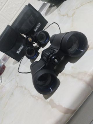 Prismáticos Buckle: Compactos y negros