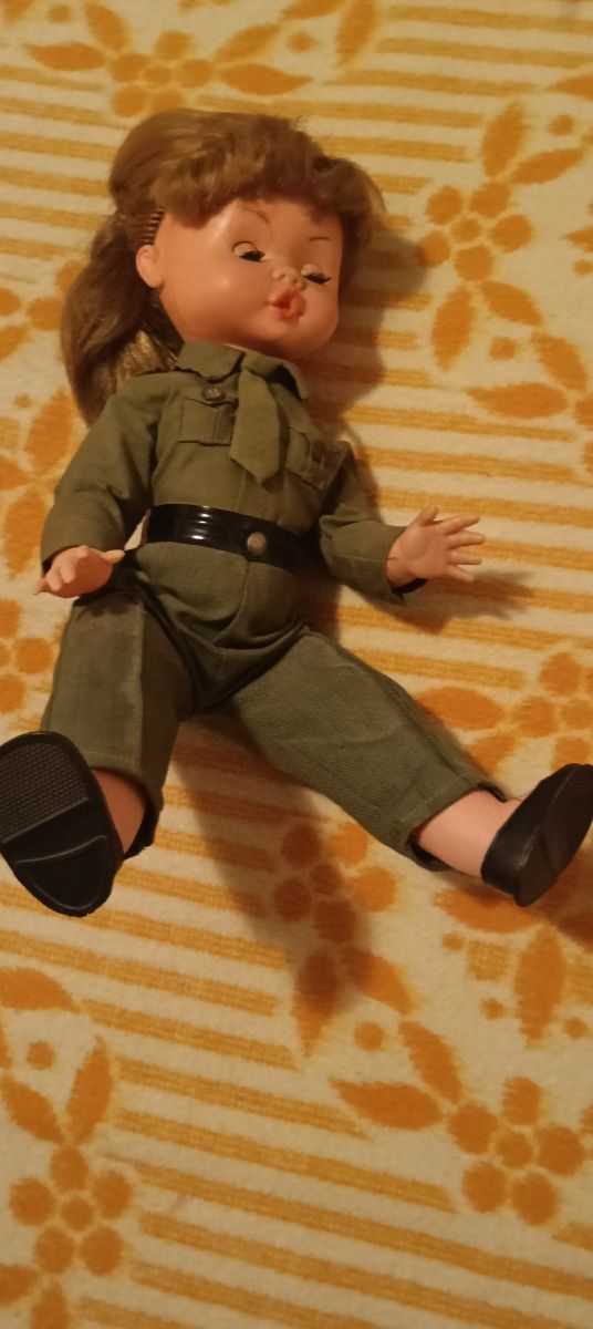 Muñeca años 70 estilo militar
