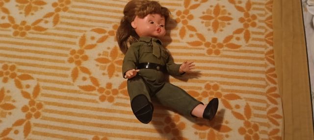 Muñeca años 70 estilo militar