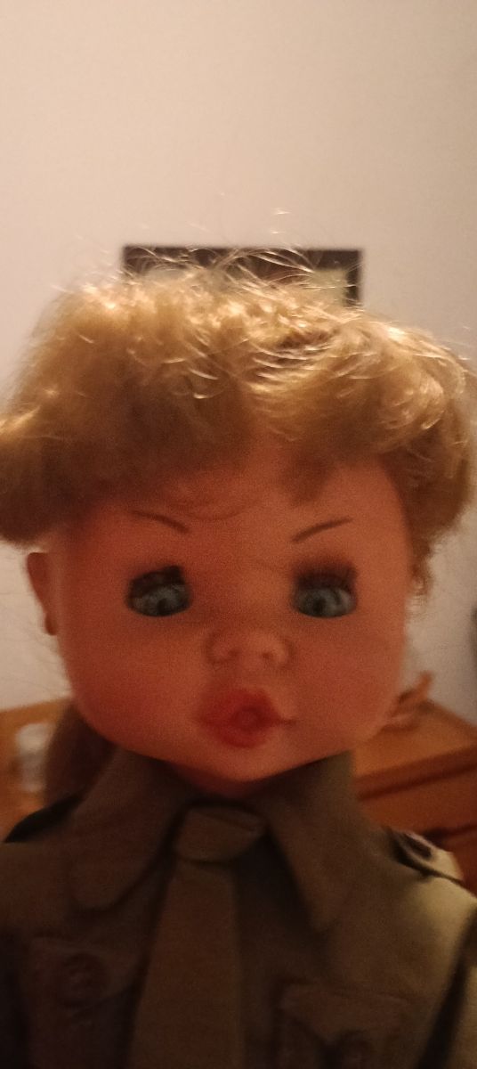 Muñeca años 70 estilo militar