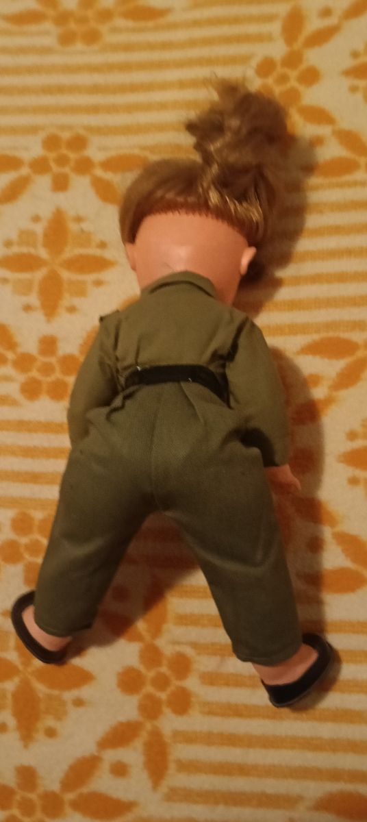 Muñeca años 70 estilo militar