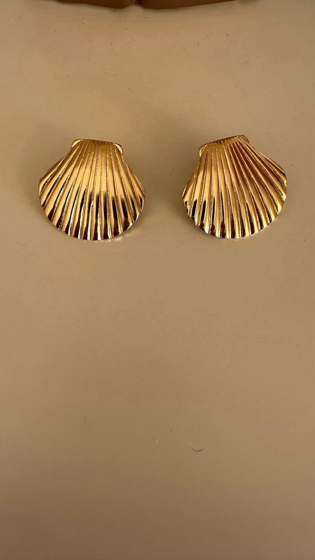 Pendientes dorados con forma de concha