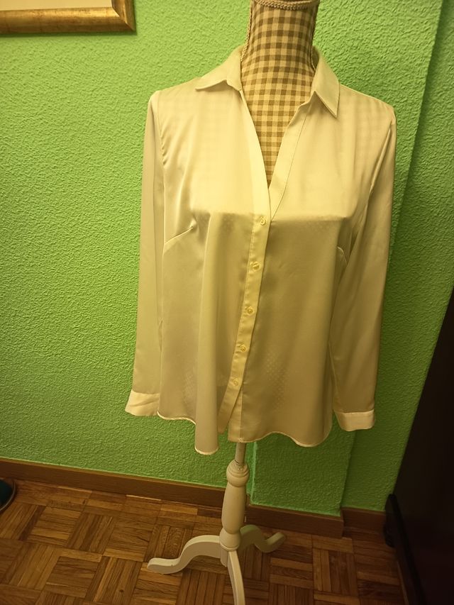 Blusa seda blanca c/escote pico