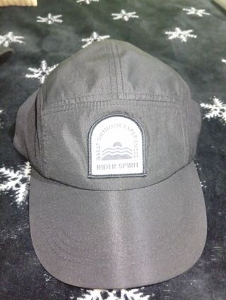 Gorra negra estilo 5-panel