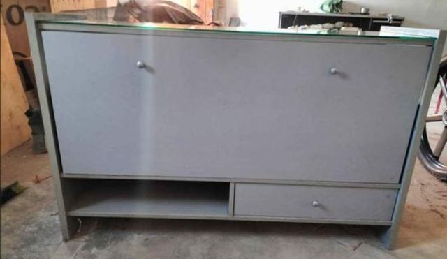 Mueble expositor  gris