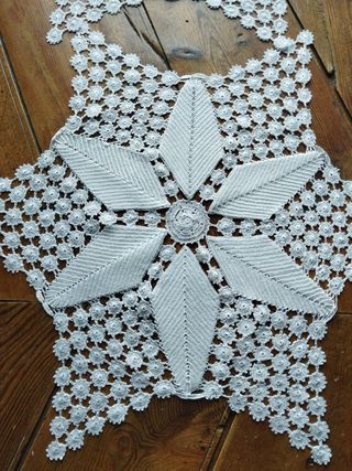 2 tappeti bianchi in seta all'uncinetto