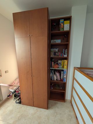 Armadio in legno marrone + ripiano