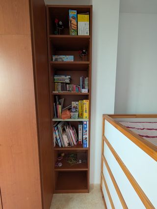 Armadio in legno marrone + ripiano