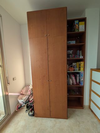 Armadio in legno marrone + ripiano