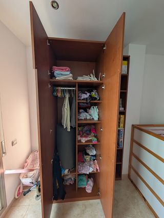 Armadio in legno marrone + ripiano