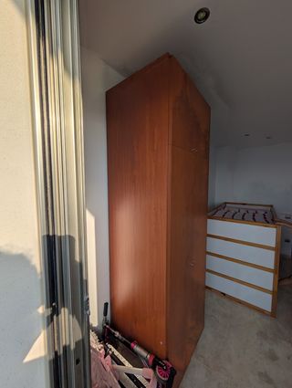 Armadio in legno marrone + ripiano