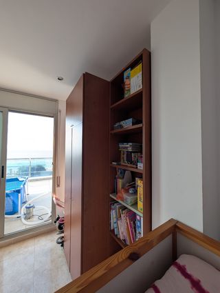 Armadio in legno marrone + ripiano