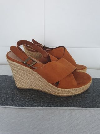 Sandalias cuña marrón