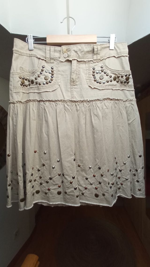 Falda beige de ́con tachuelas y cremallera de Blan