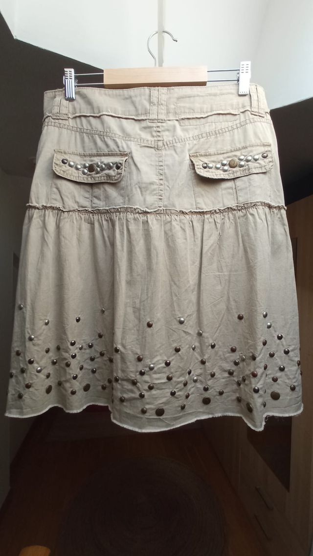 Falda beige de ́con tachuelas y cremallera de Blan