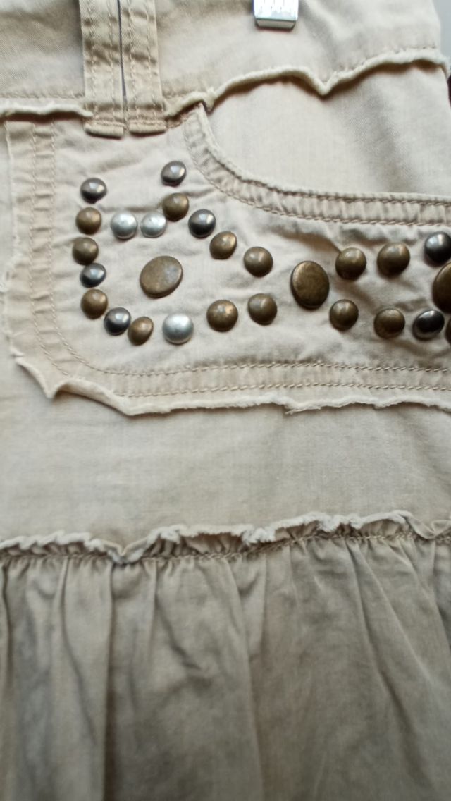 Falda beige de ́con tachuelas y cremallera de Blan