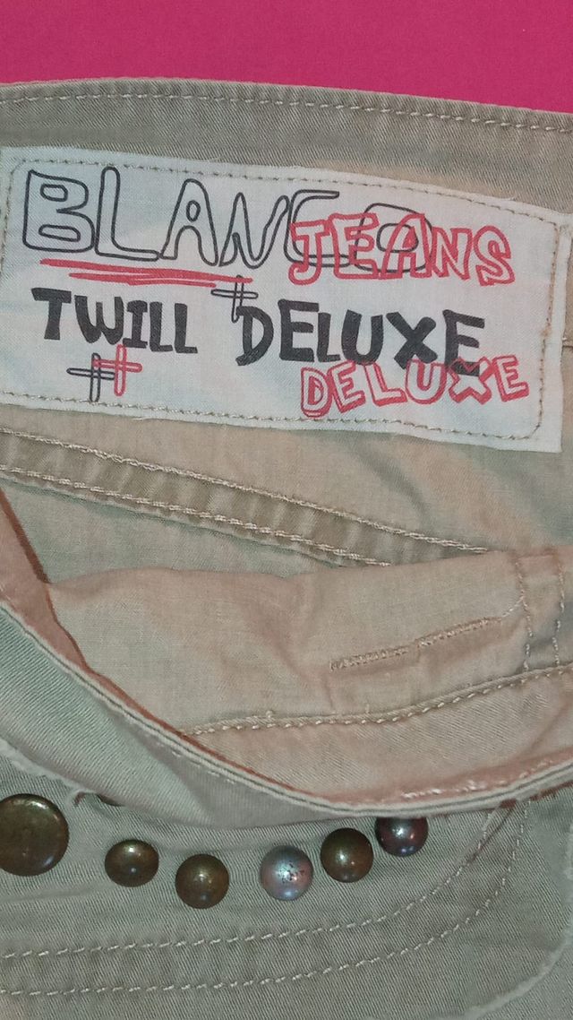 Falda beige de ́con tachuelas y cremallera de Blan