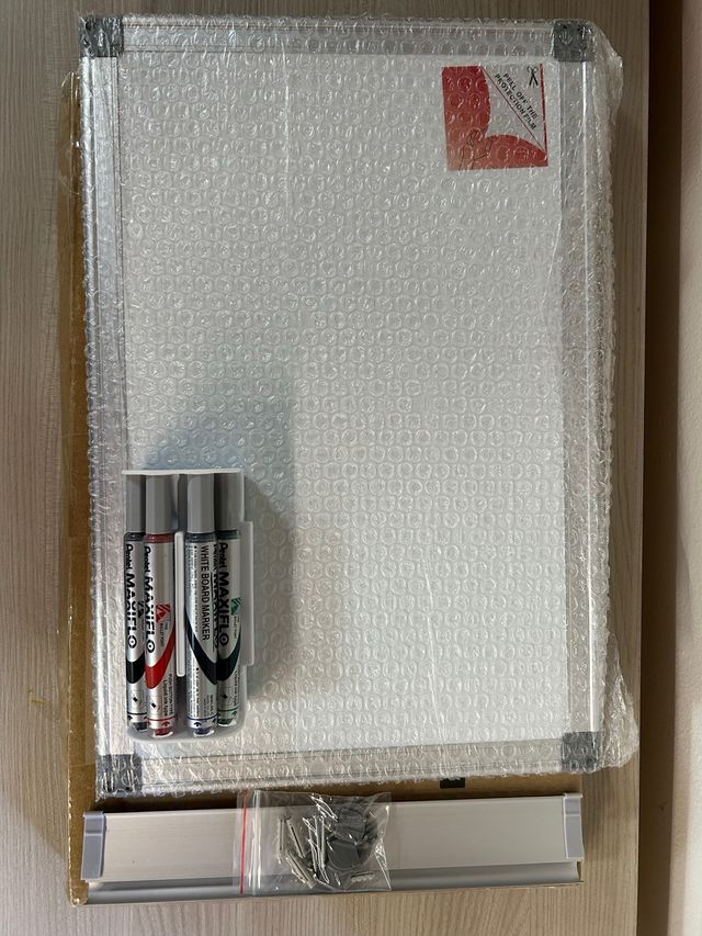 Lavagna bianca magnetica con pennarelli Pentel