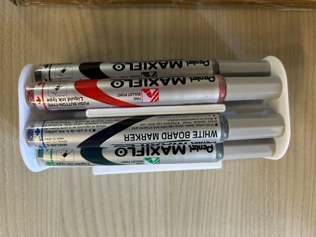 Lavagna bianca magnetica con pennarelli Pentel