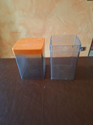 Due contenitori in robusta plastica per alimenti