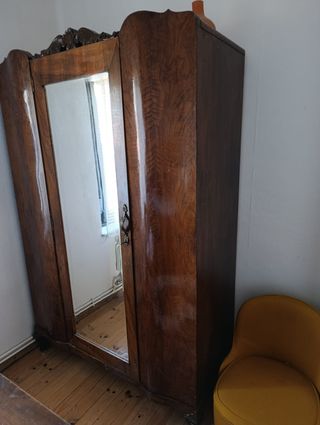 Armario antiguo de madera
