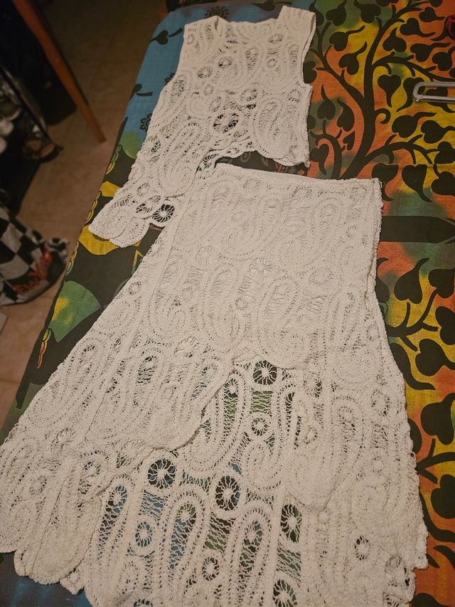 Falda y top ganchillo asimétricos