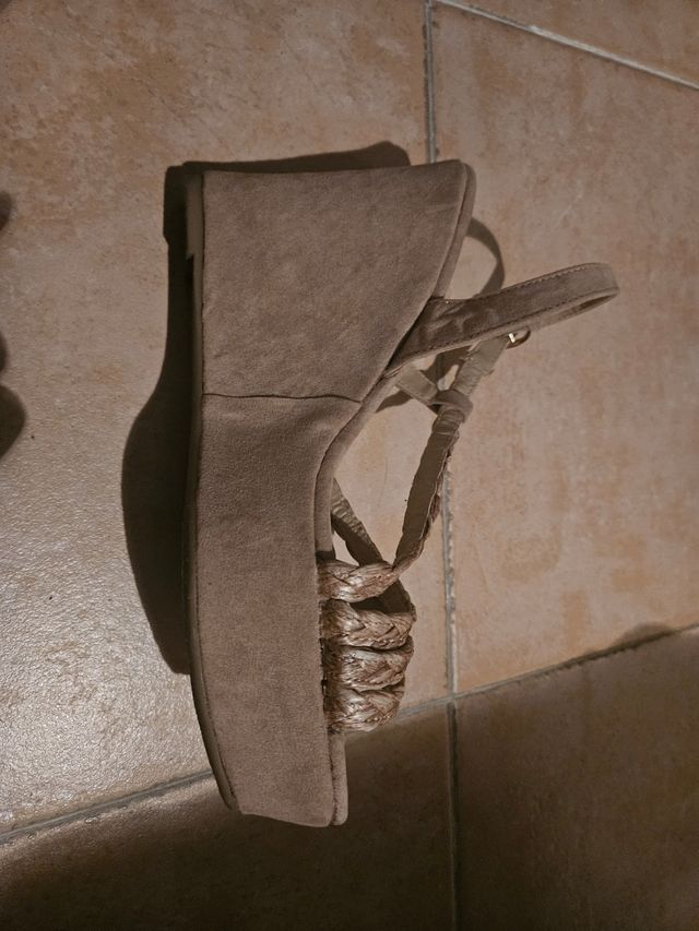 Sandalias cuña beige Serra