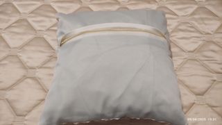 Cojín blanco y dorado bordado