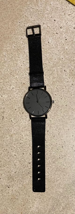 Reloj negro minimalista