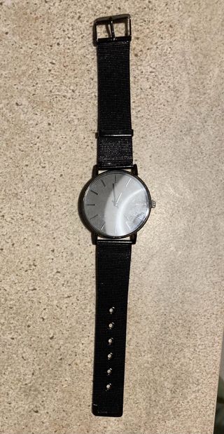 Reloj negro minimalista