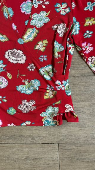 Blusa roja flores - elegante
