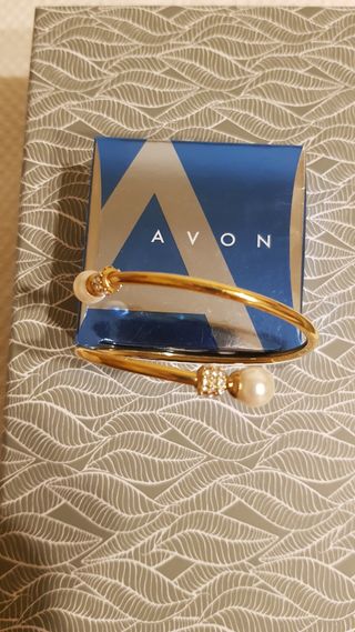 Pulsera Avon dorada con perlas
