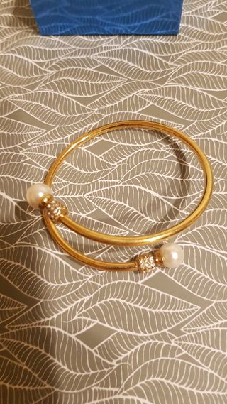 Pulsera Avon dorada con perlas