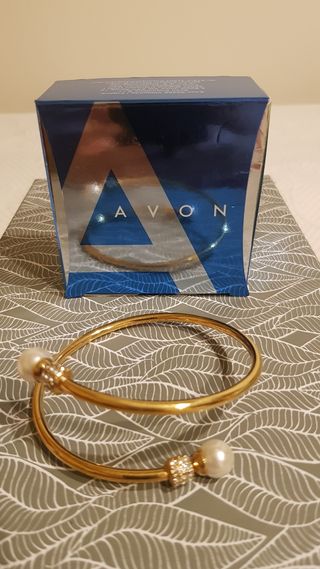 Pulsera Avon dorada con perlas