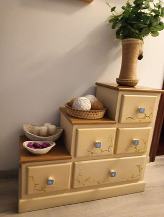 Mueble madera pintado a mano