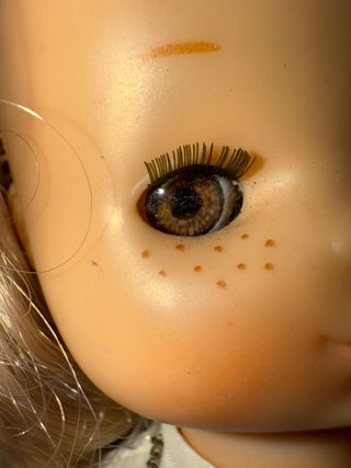 Muñeca comunión Lesly Famosa ojos arona