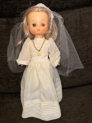 Muñeca comunión Lesly Famosa ojos arona