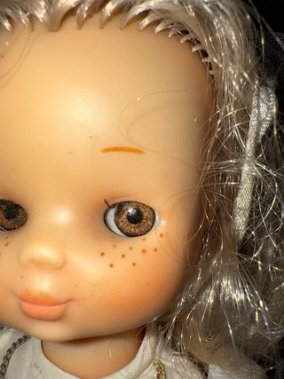 Muñeca comunión Lesly Famosa ojos arona