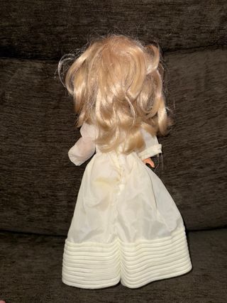 Muñeca comunión Lesly Famosa ojos arona