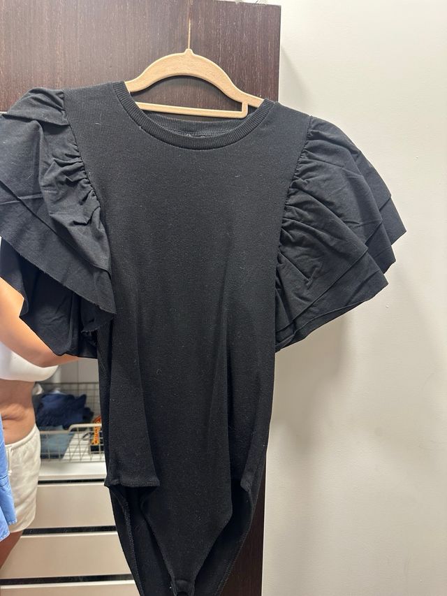 Body negro c/volantes + Pantalón beige Zara
