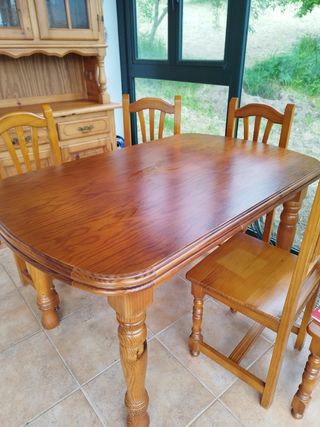 Aparador, mesa y seis sillas de madera