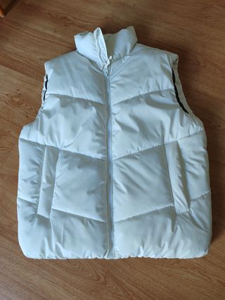 Chaleco acolchado Bershka blanco