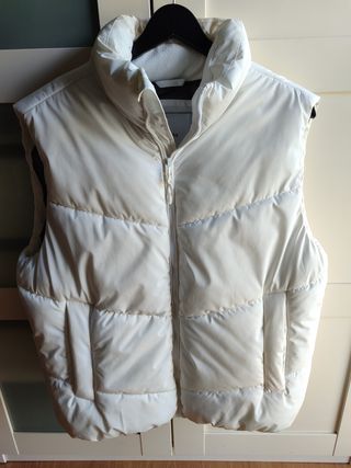 Chaleco acolchado Bershka blanco