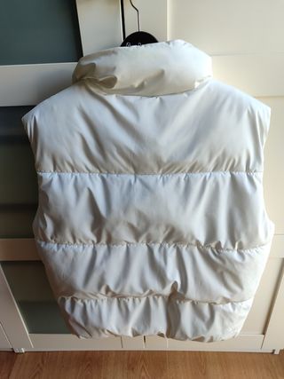 Chaleco acolchado Bershka blanco