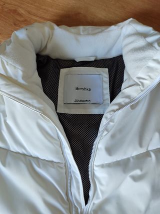 Chaleco acolchado Bershka blanco