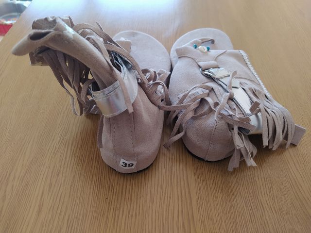 Sandalias boho beige y adornos celeste