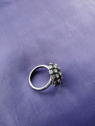 Anillo plateado con circonitas