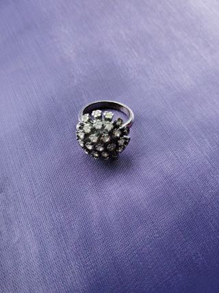 Anillo plateado con circonitas