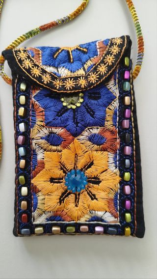 Bolsito bordado étnico con abalorios