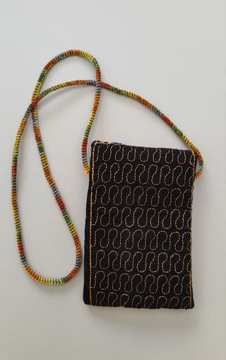 Bolsito bordado étnico con abalorios